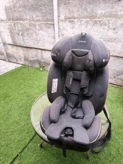 Silla de auto gris para bebé - miniatura 4