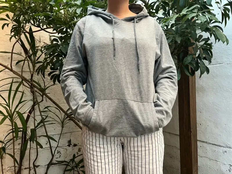 Polerón gris con capucha - 1