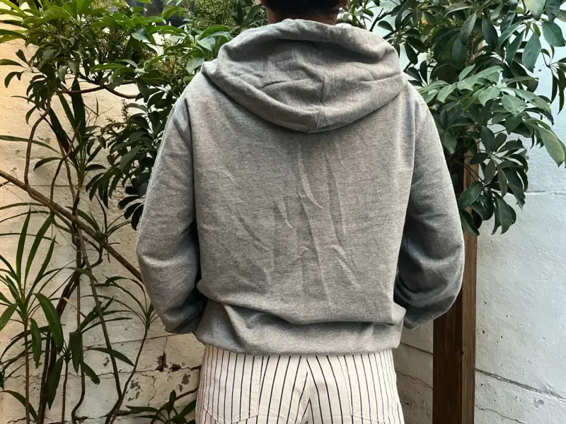 Polerón gris con capucha - 2