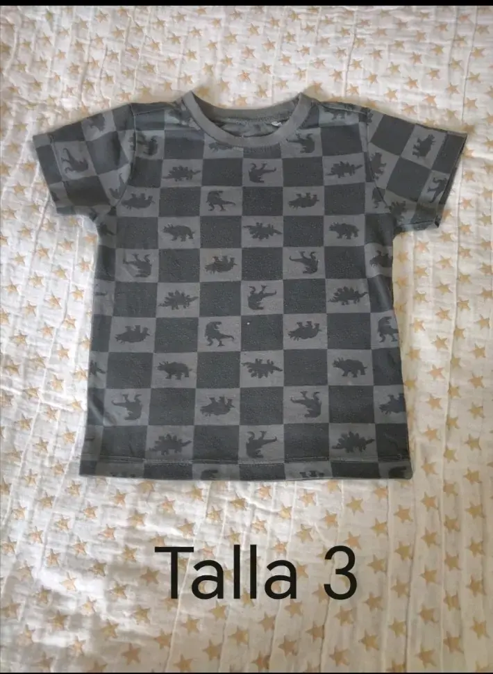 Polera infantil con dinosaurios