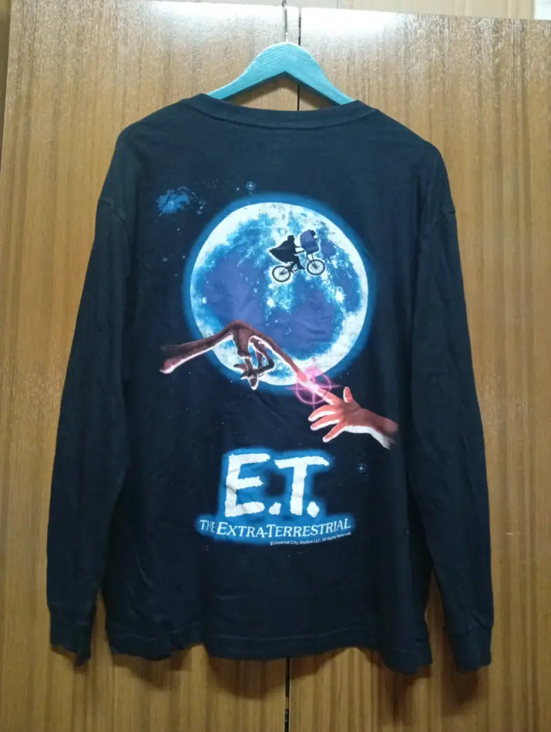 Polera negra E.T. manga larga - 2