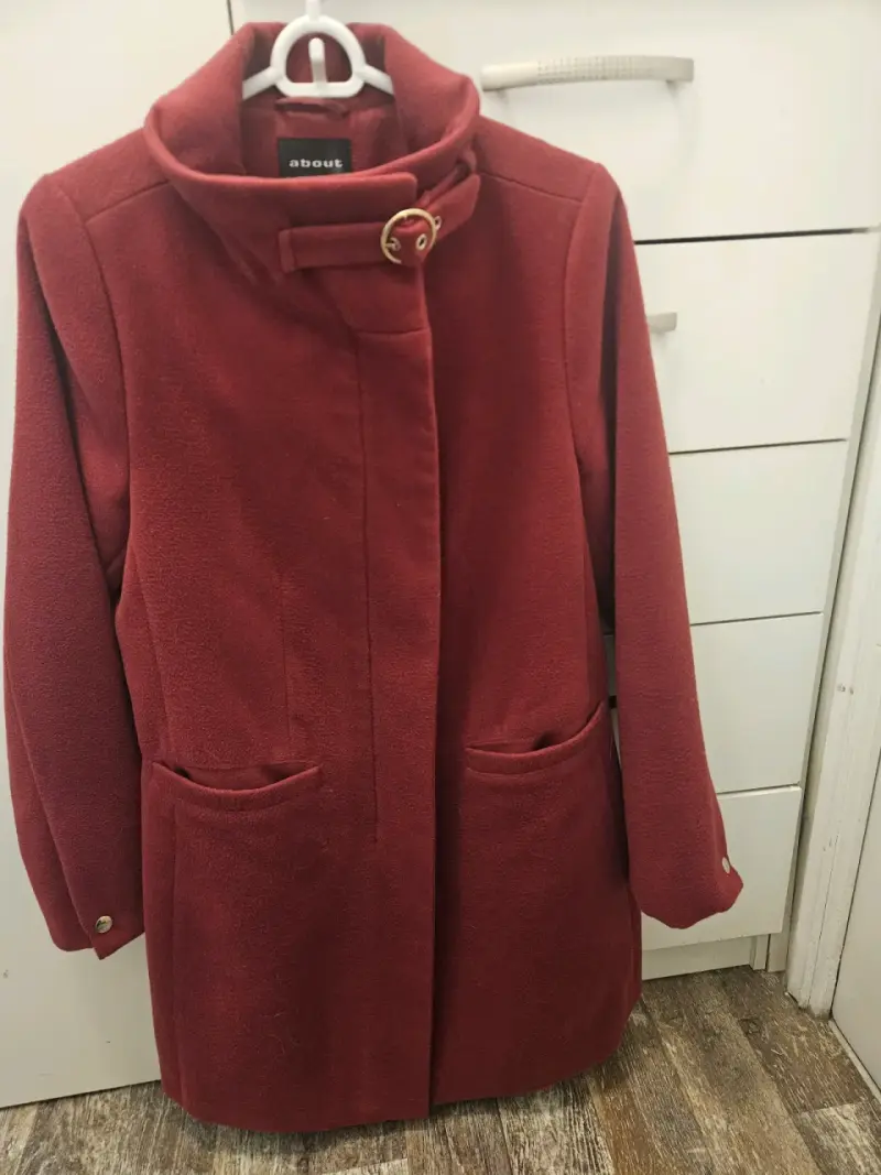 Abrigo rojo con cuello alto - 1