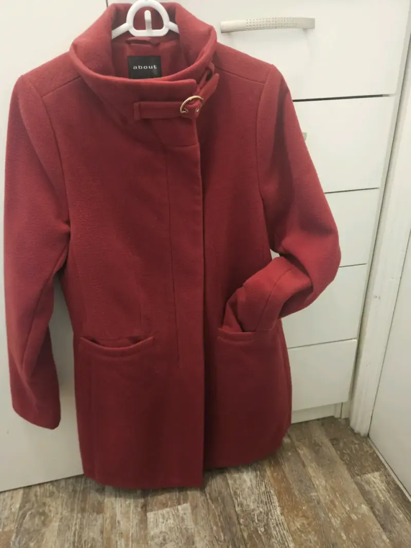 Abrigo rojo con cuello alto - 2