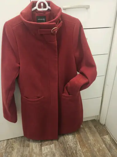 Abrigo rojo con cuello alto - miniatura 2