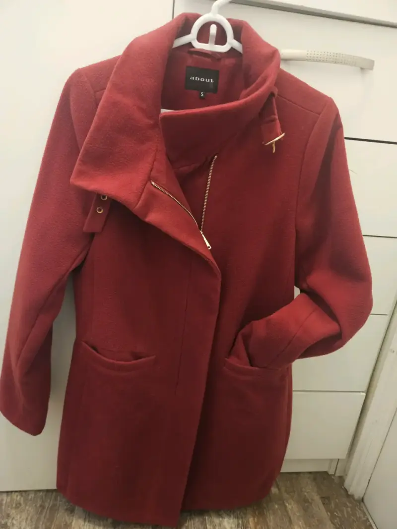 Abrigo rojo con cuello alto - 3