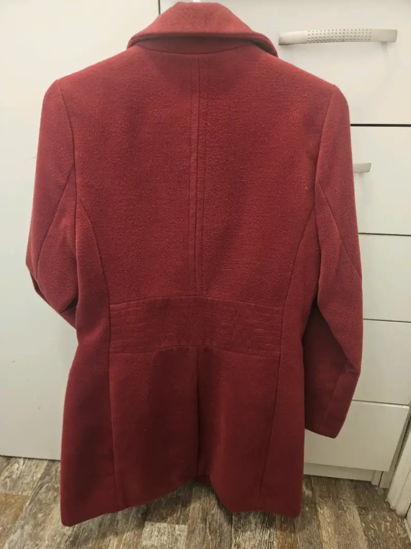 Abrigo rojo con cuello alto - 4