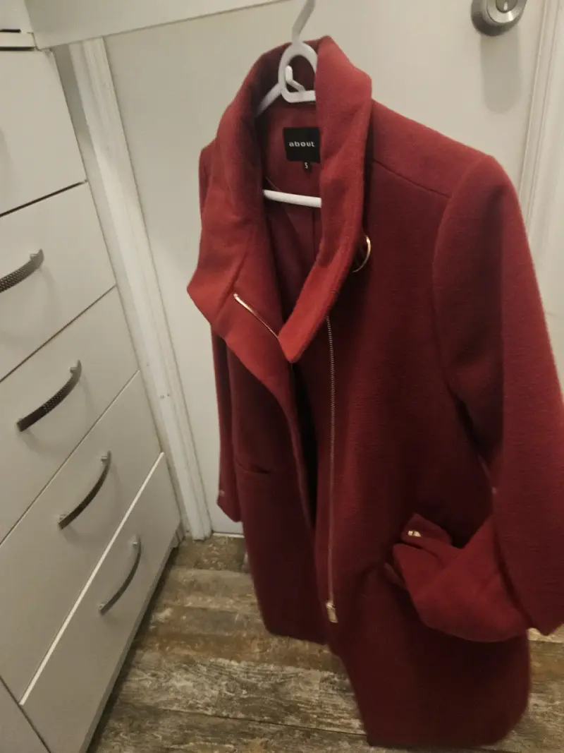 Abrigo rojo con cuello alto - 5