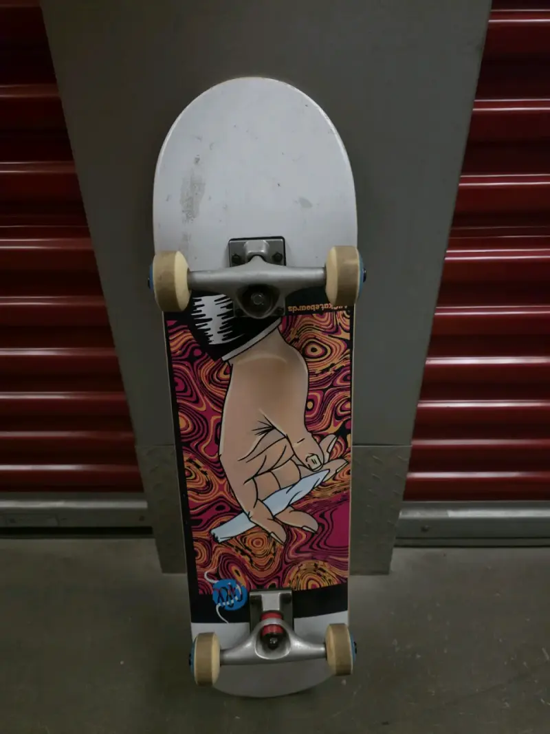 Skateboard con diseño artístico - 1