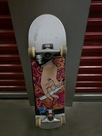 Skateboard con diseño artístico - miniatura 1