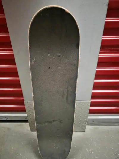 Skateboard con diseño artístico - miniatura 2