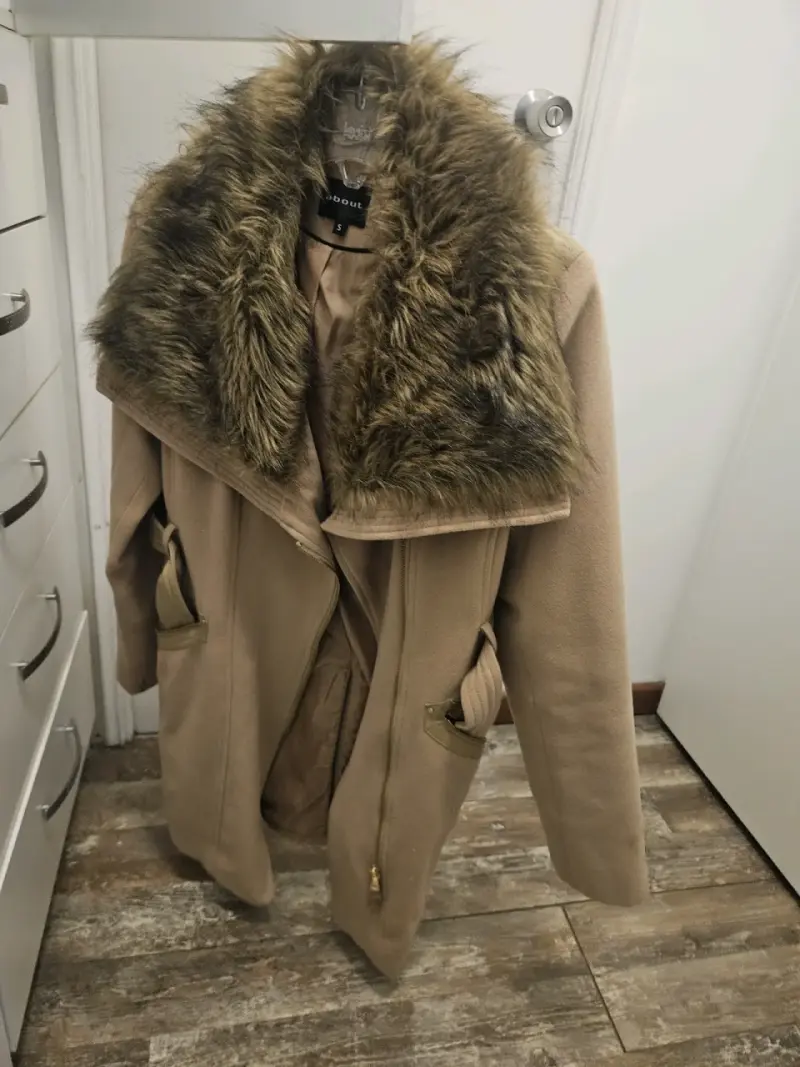 Abrigo camel con cuello de piel - 1