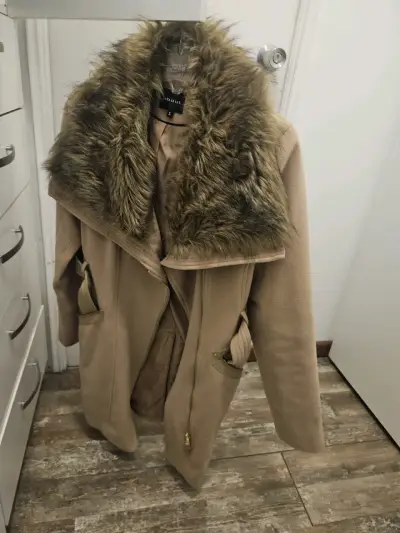 Abrigo camel con cuello de piel - miniatura 1