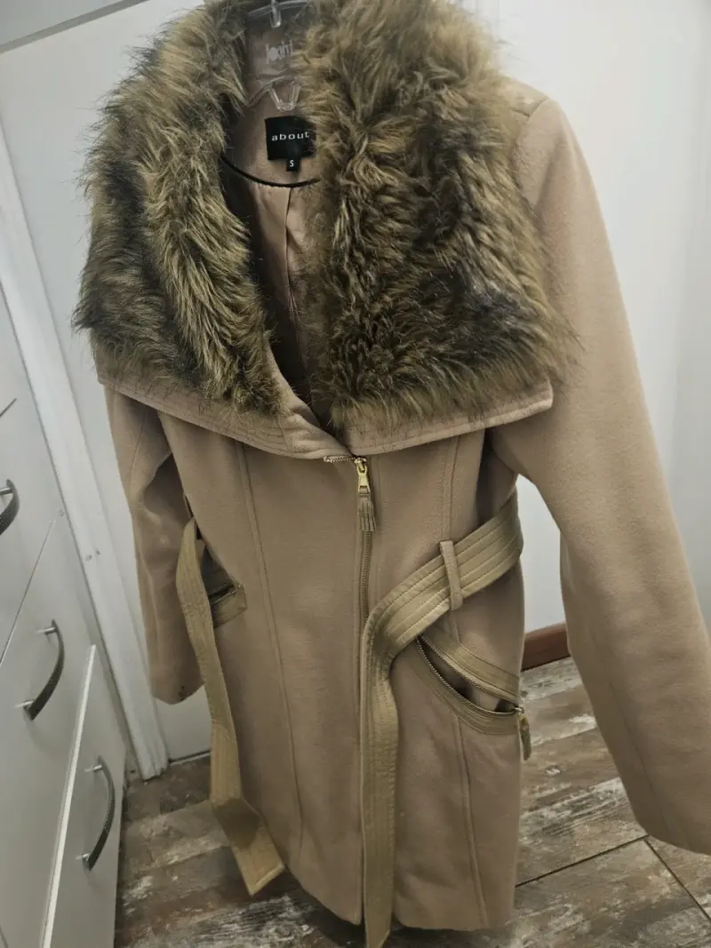 Abrigo camel con cuello de piel - 2