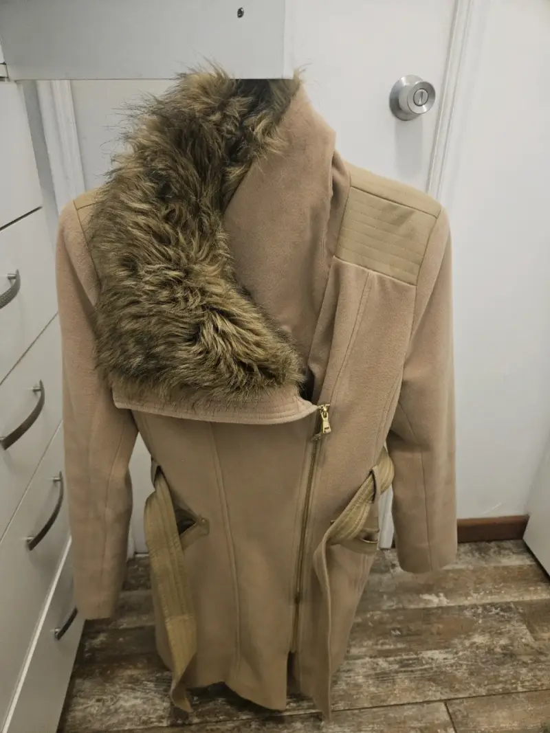 Abrigo camel con cuello de piel - 3