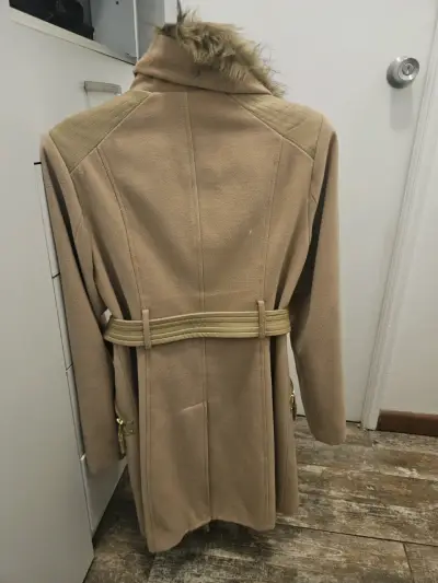 Abrigo camel con cuello de piel - miniatura 4
