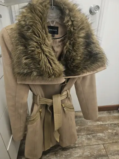 Abrigo camel con cuello de piel - miniatura 5