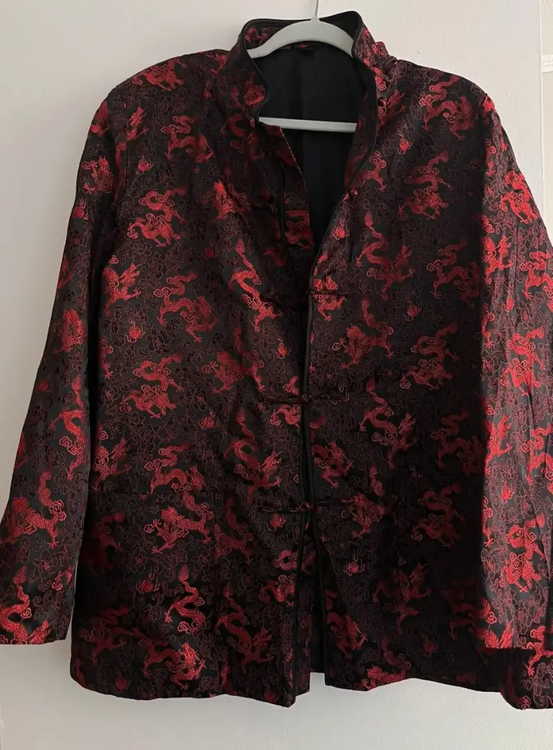 Chaqueta oriental negra y roja