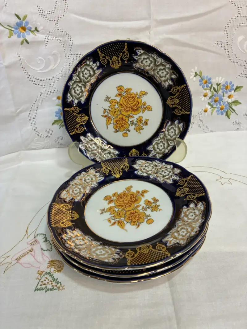 Platos de porcelana con diseño floral - 1