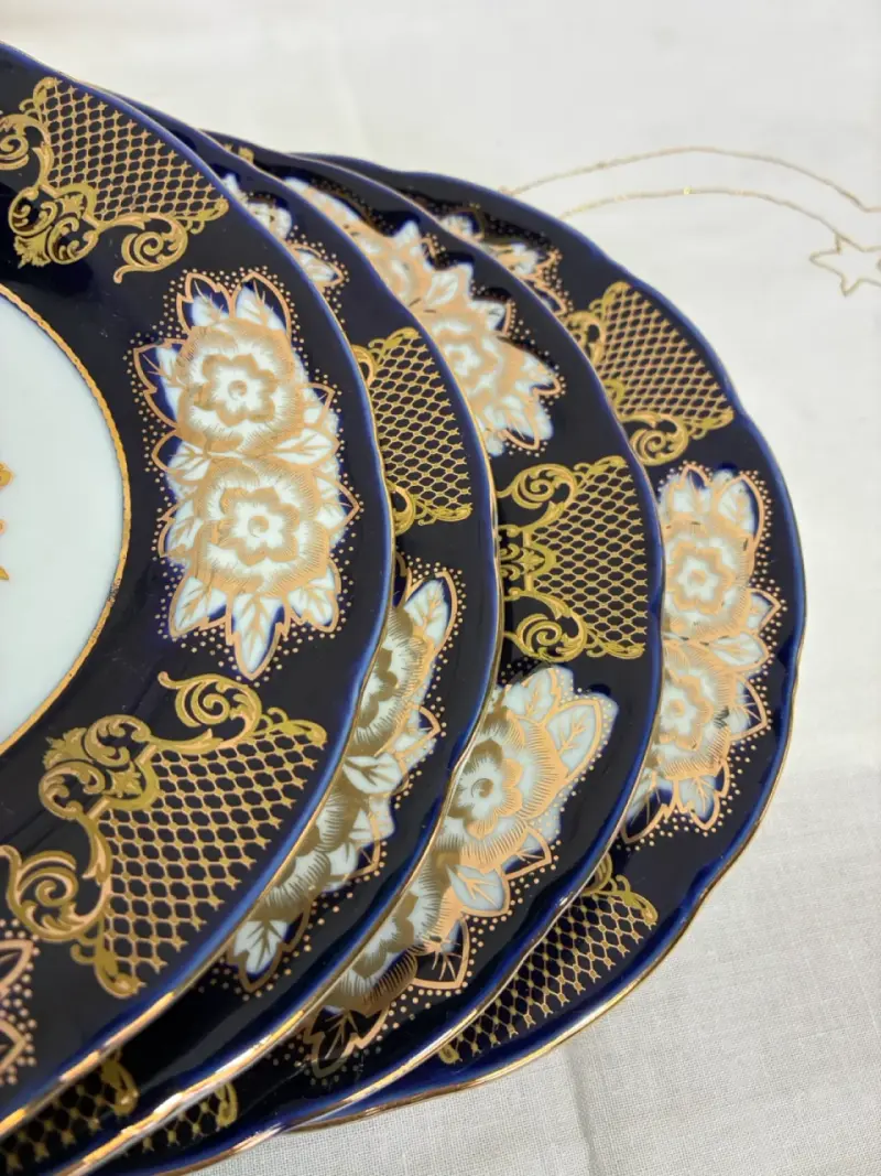 Platos de porcelana con diseño floral - 2