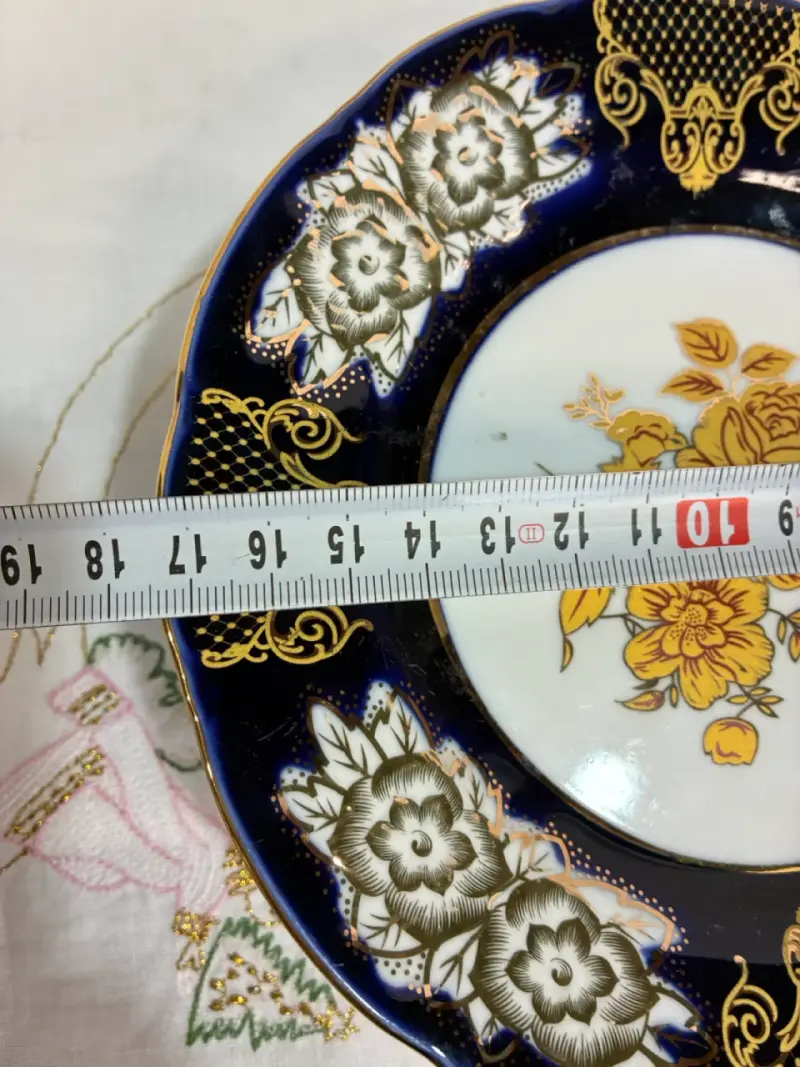 Platos de porcelana con diseño floral - 3