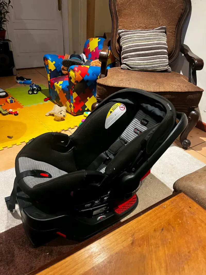 Silla de auto infantil negra - 1