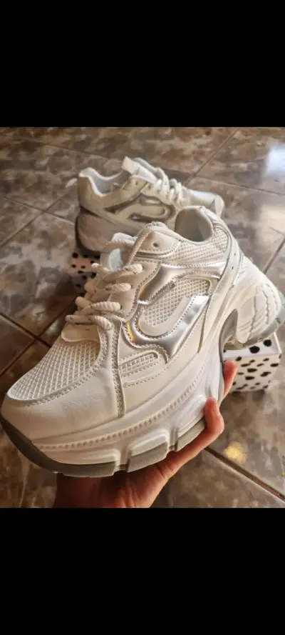 Zapatillas deportivas blancas gruesas - miniatura 1