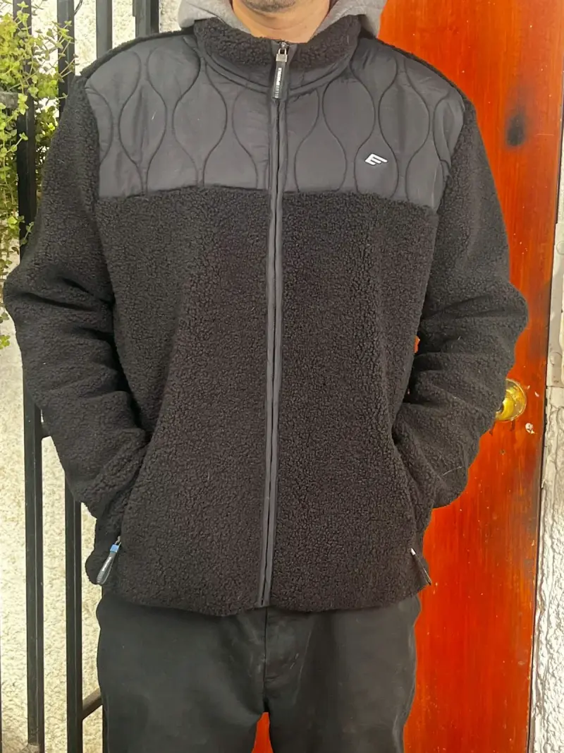Chaqueta negra con cierre - 1