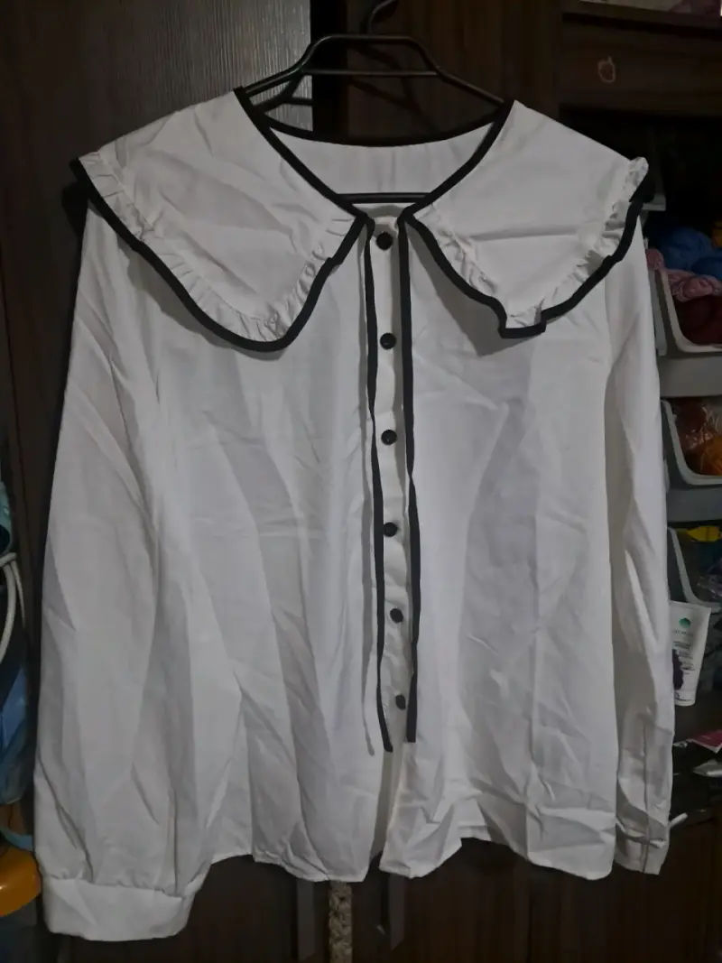 Blusa blanca con cuello negro XL
