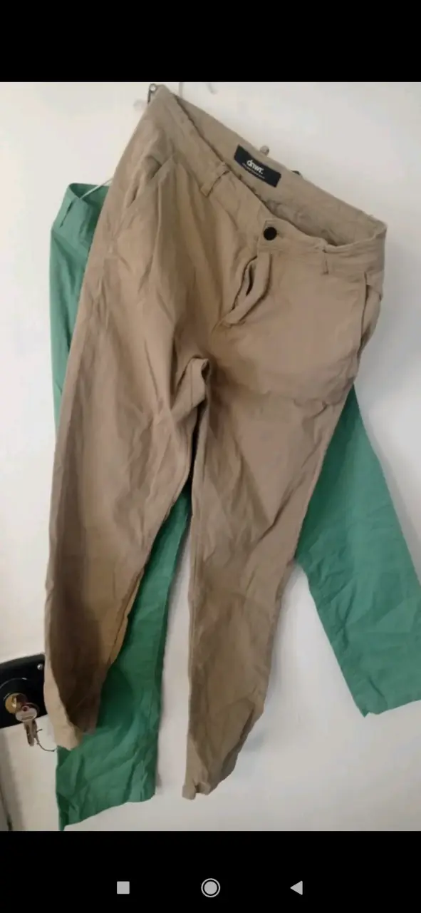 Pantalones chinos beige y verdes - 1