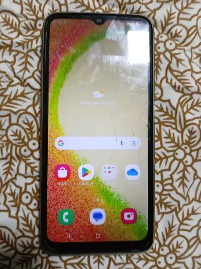 Celular Samsung con pantalla dañada - miniatura 1