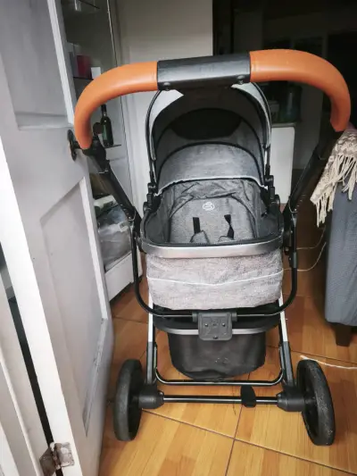 Coche de bebé gris y naranja - miniatura 1