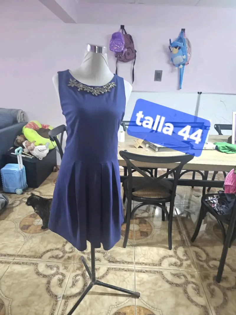 Vestido azul con detalle floral