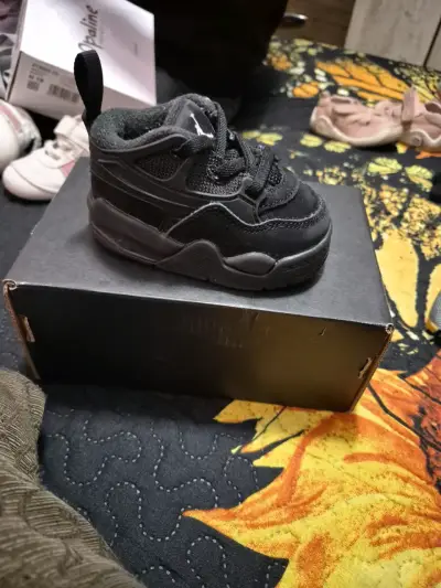 Zapatillas jordan  negras para bebé - miniatura 1