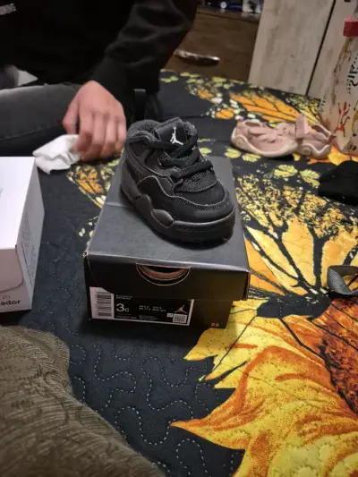 Zapatillas jordan  negras para bebé - miniatura 2