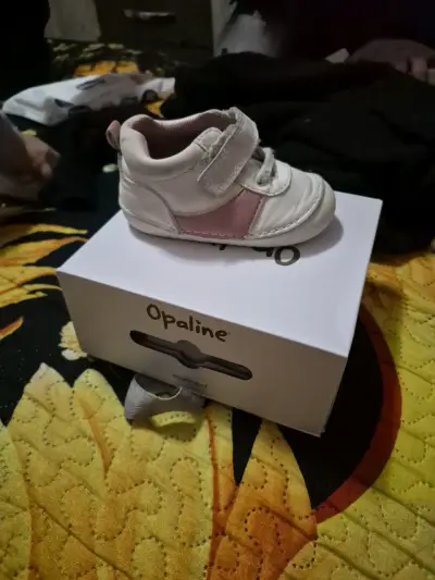 Zapatillas opaline blanca con rosas para bebé - miniatura 1