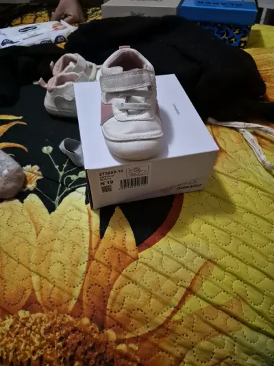 Zapatillas opaline blanca con rosas para bebé - miniatura 2