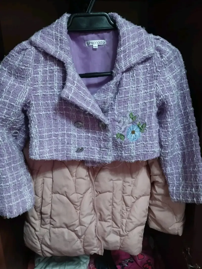 Abrigo infantil lila y beige