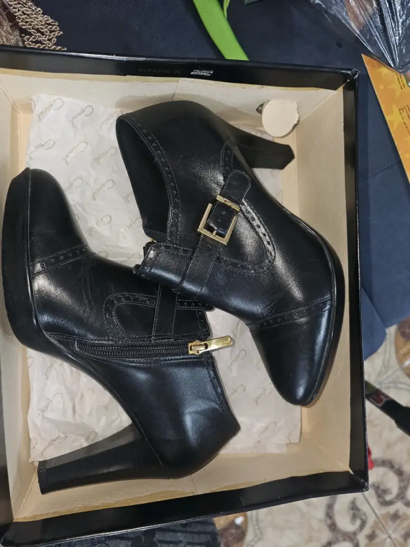 Botines de cuero negro con tacón - 1