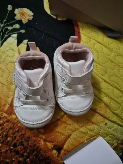 Zapatos de bebé4 kit blanco con uncorazon platiado - miniatura 2