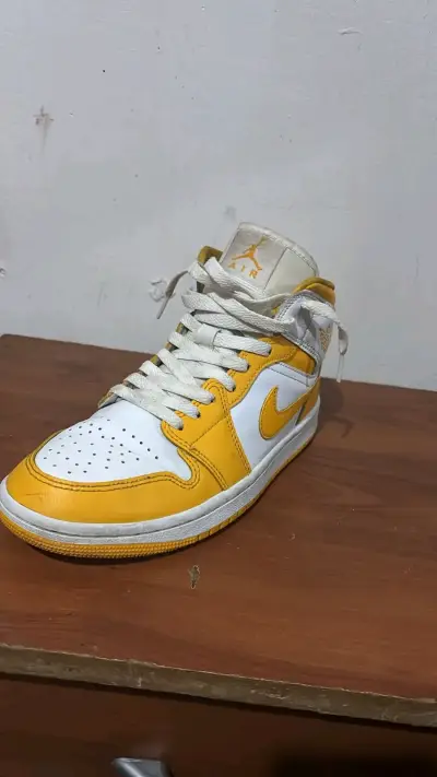 Zapatillas deportivas blancas y amarillas - miniatura 1