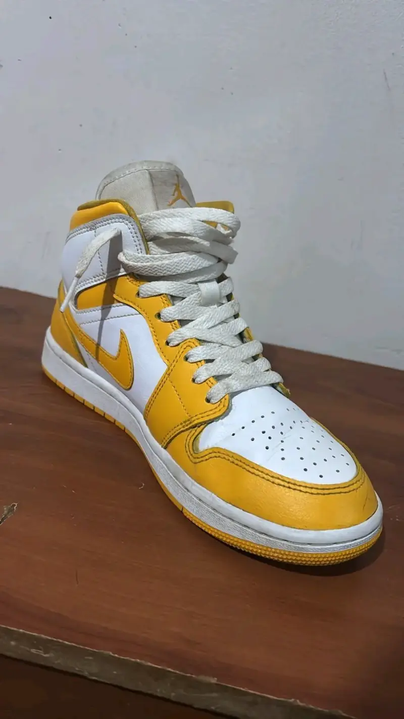 Zapatillas deportivas blancas y amarillas - 2
