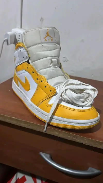 Zapatillas deportivas blancas y amarillas - miniatura 3