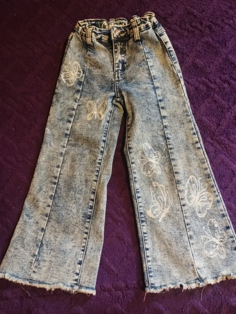 Pantalones de mezclilla con mariposas