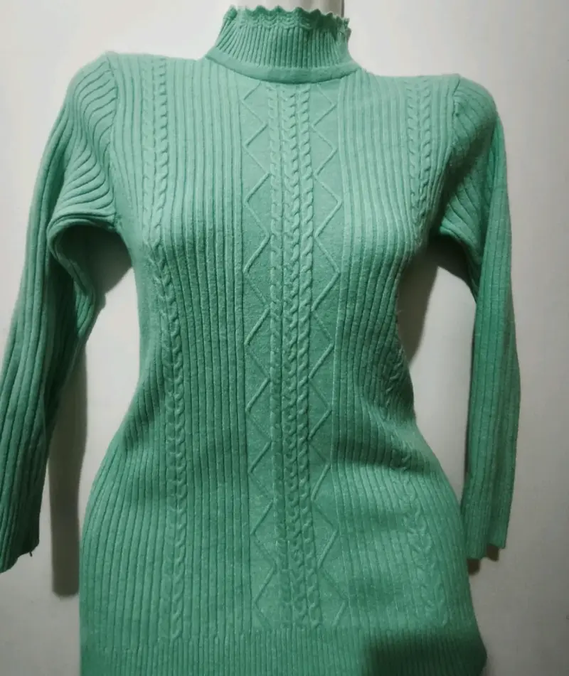 Suéter verde cuello alto