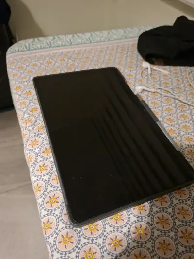Tablet con funda protectora - miniatura 1