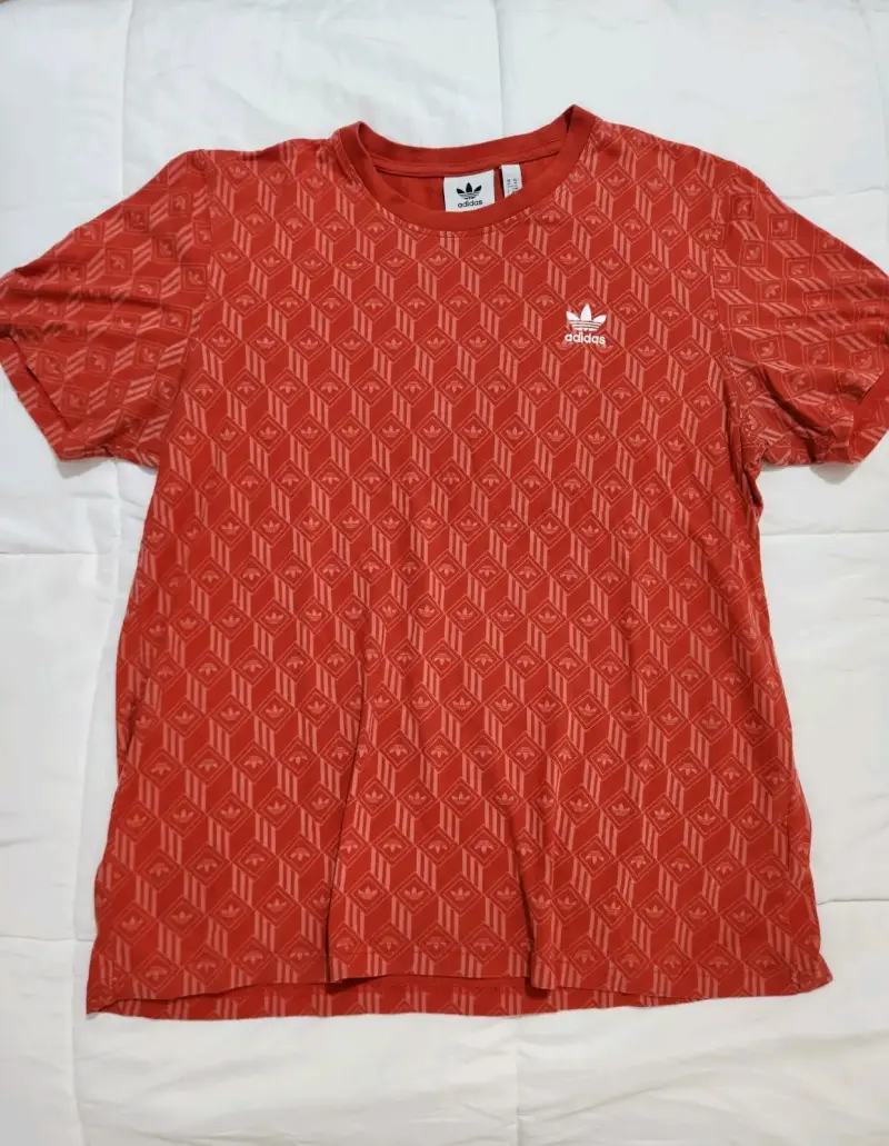 Polera roja Adidas estampada - 1