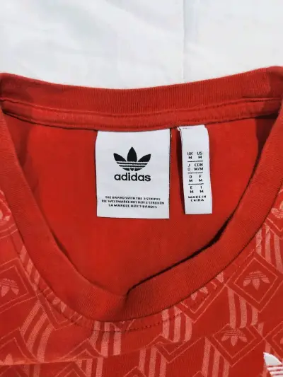 Polera roja Adidas estampada - miniatura 3