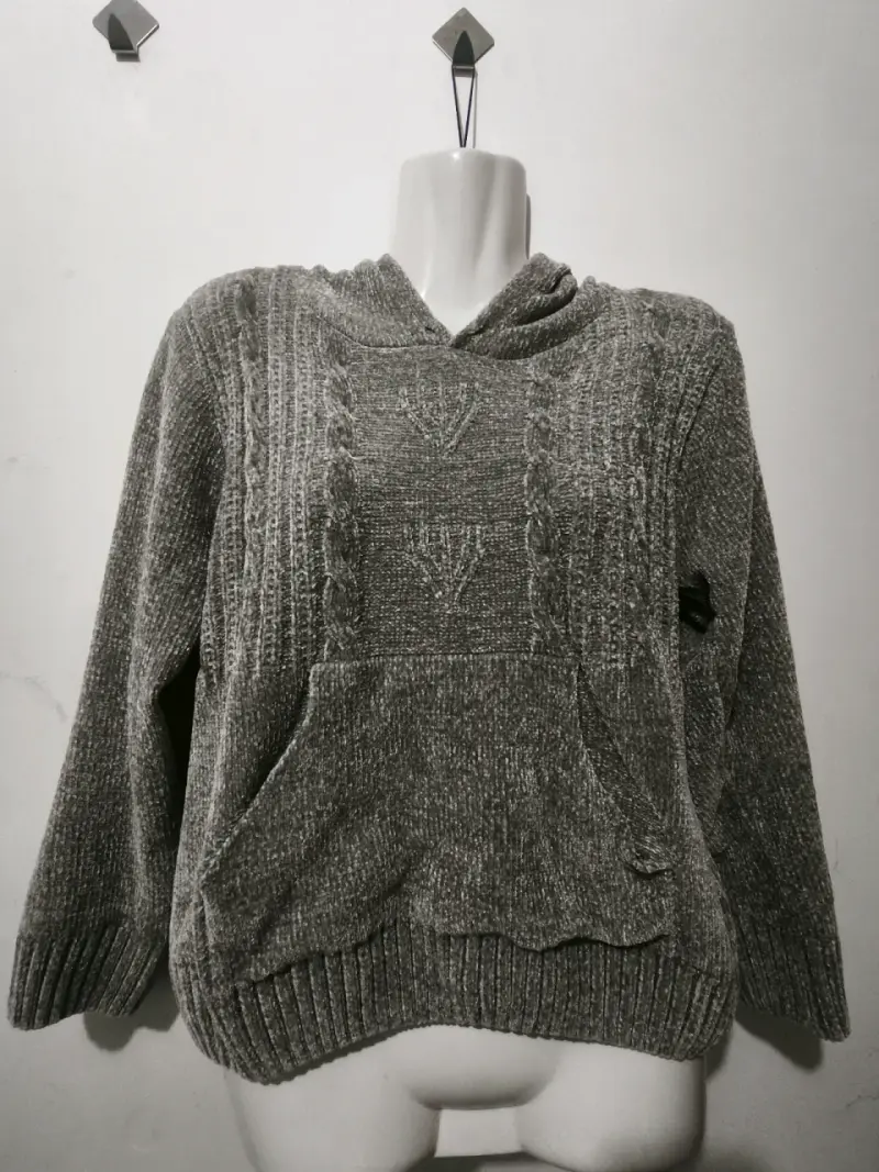 Suéter gris con capucha