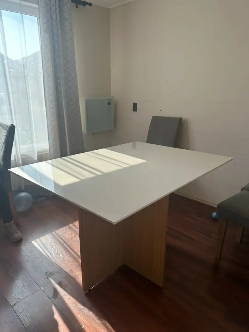 Mesa de comedor moderna - 1