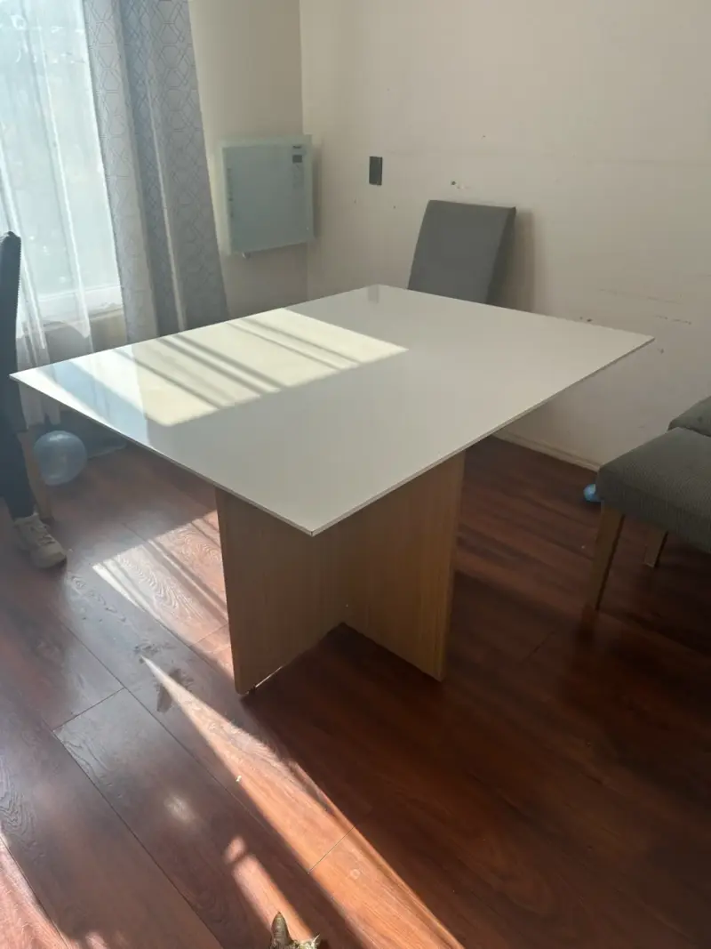 Mesa de comedor moderna - 2